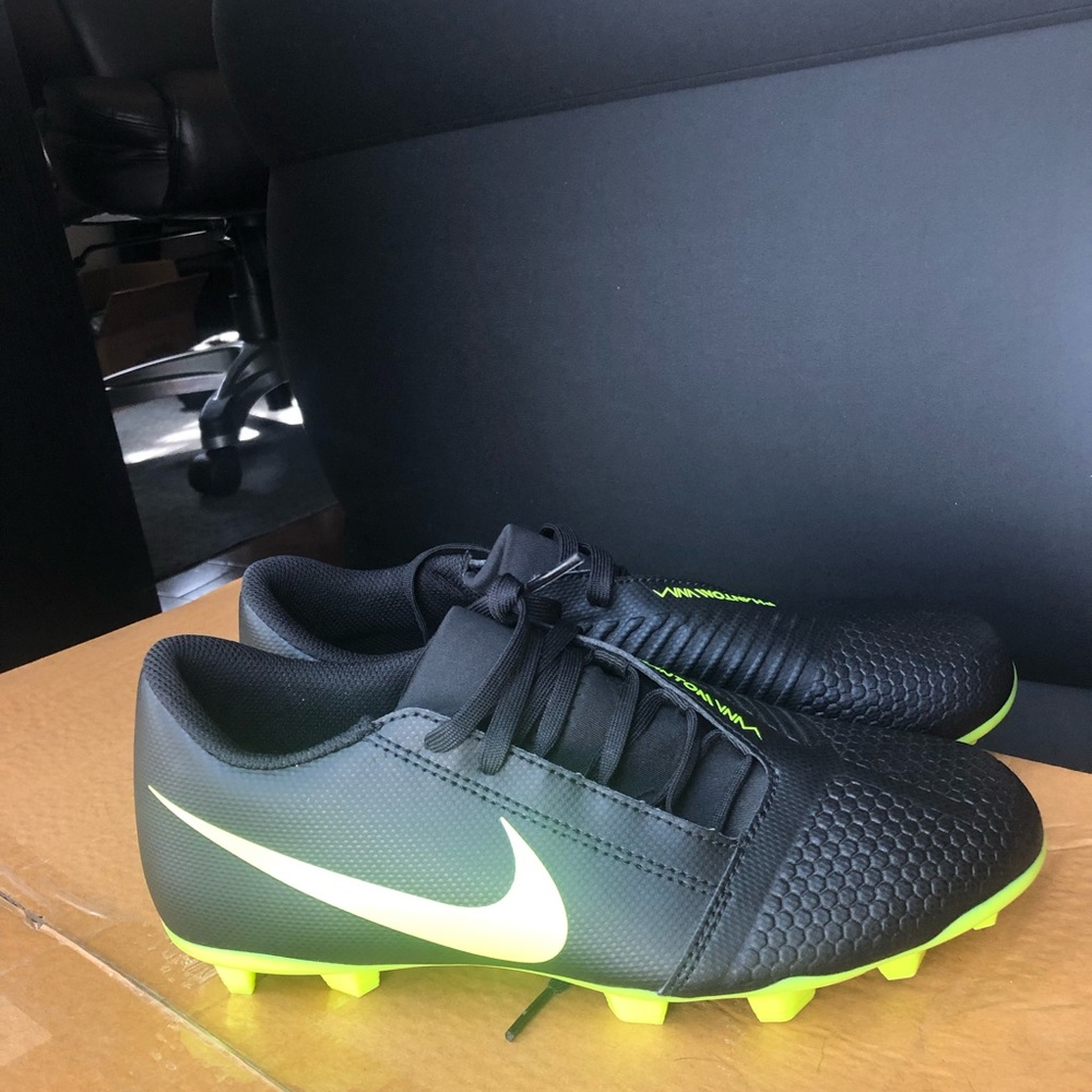 Nike Phantom Venom Club FG Soccer Cleats Boys 6